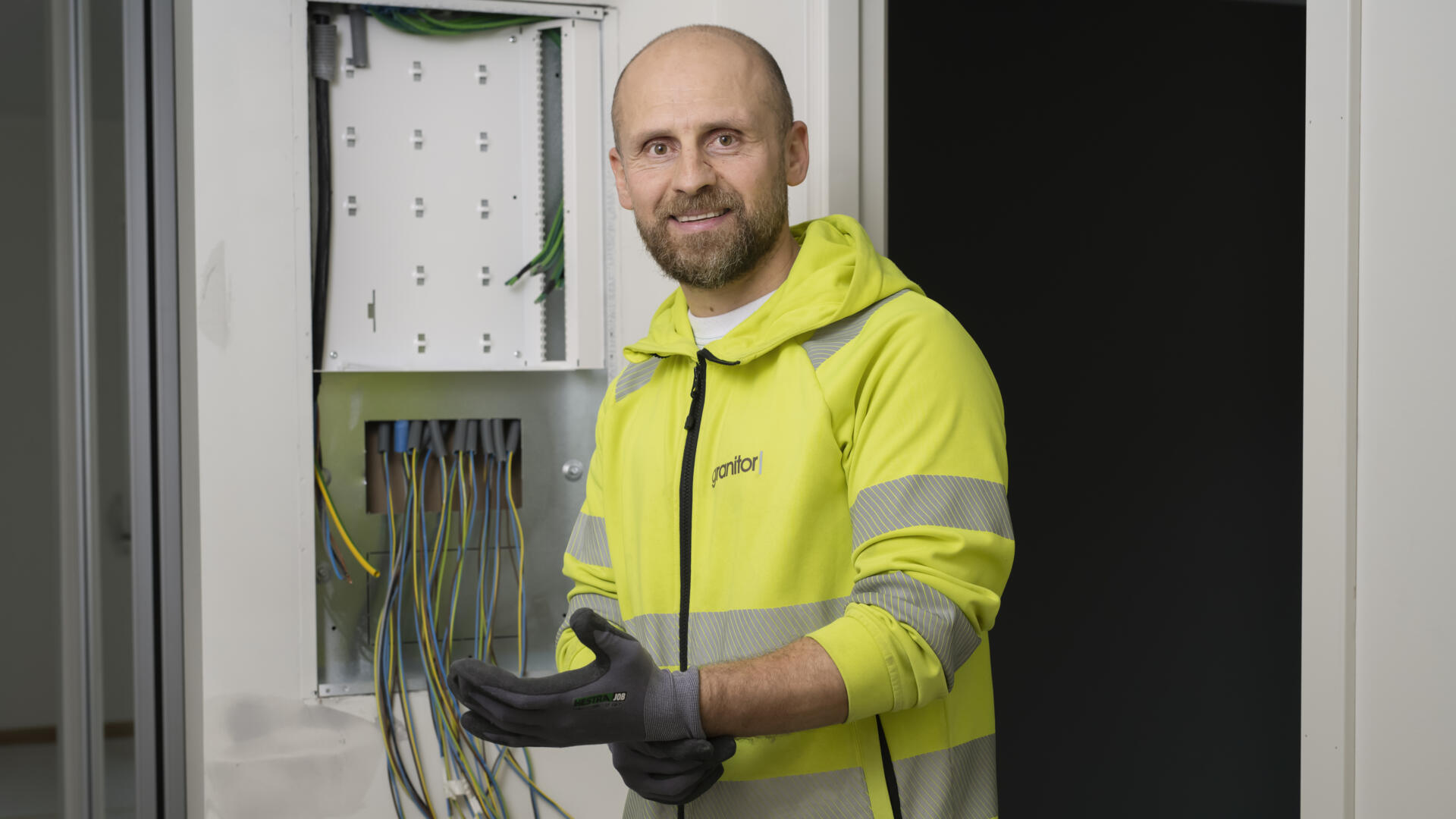 Alexander är lärling på Granitor Electros avdelning fastighetsautomation i Västerås. 